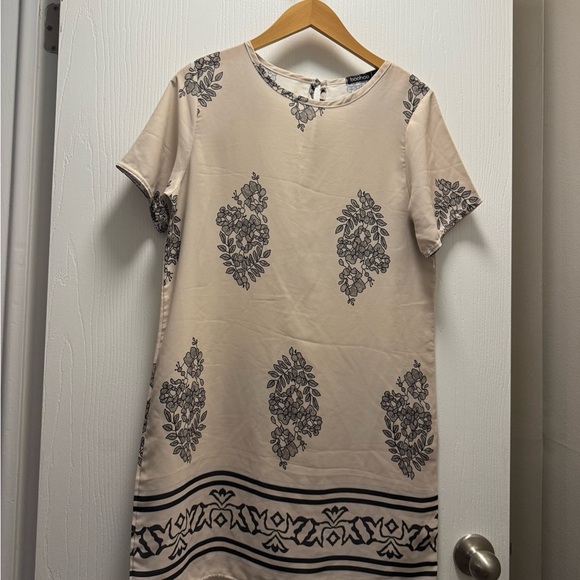 Boohoo Dresses & Skirts - Boohoo Beige Floral Patterned Dress